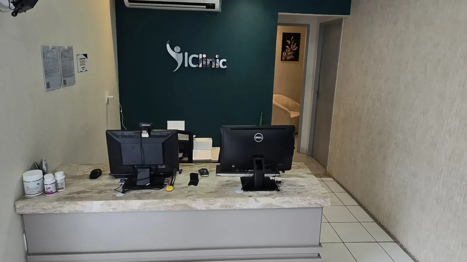 Bancada de recepção da iClinic Fortaleza